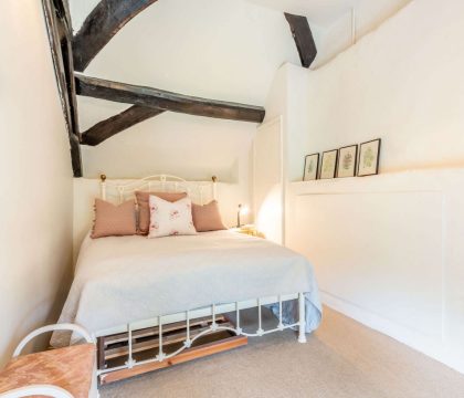 Norman Chapel Bedroom 2 - StayCotswold