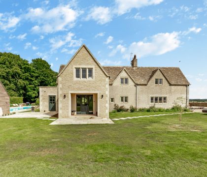 Keepers Lodge Garden - StayCotswold