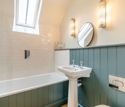 Keepers Lodge Master Bedroom Ensuite - StayCotswold