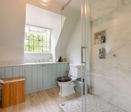 Keepers Lodge Family Bathroom - StayCotswold