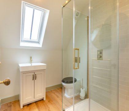 Keepers Lodge Bedroom 4 Ensuite - StayCotswold