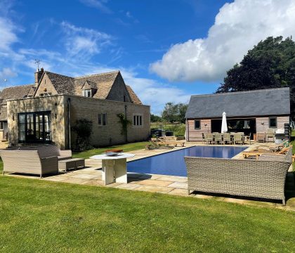 Keepers Lodge Garden - StayCotswold