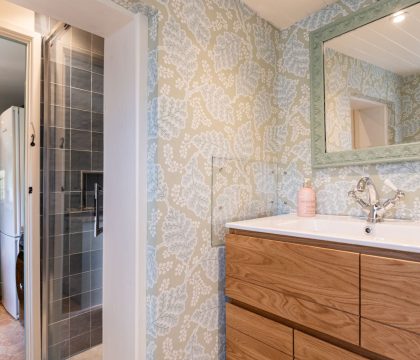 Pear Tree Cottage Bourton Shower Room - StayCotswold