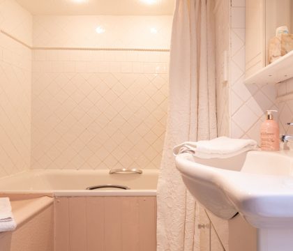 Pear Tree Cottage Bourton Family Bathroom - StayCotswold