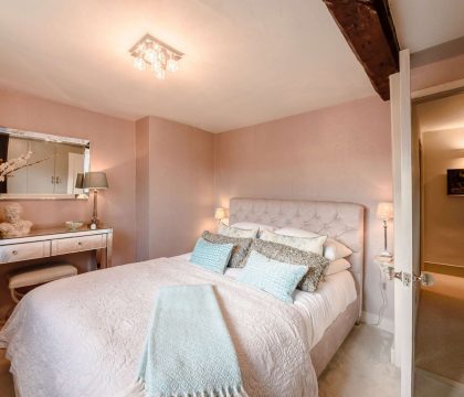 Knoll Cottage Double Bed - StayCotswold
