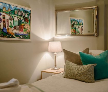 Knoll Cottage Twin Room - StayCotswold