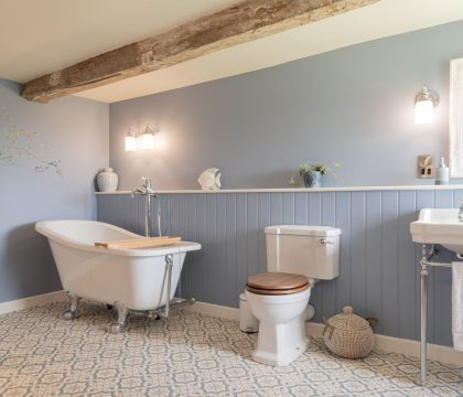Old Rectory Master Bedroom Ensuite - StayCotswold