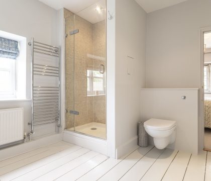 Yew Tree Cottage Family Bathroom - StayCotswold