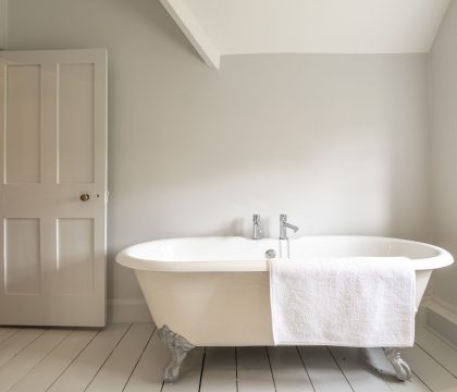 Yew Tree Cottage Family Bathroom - StayCotswold