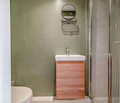 The Old House Bedroom 2 Ensuite - StayCotswold