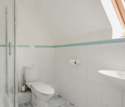 5 Stone Cottage Master Bedroom Ensuite - StayCotswold