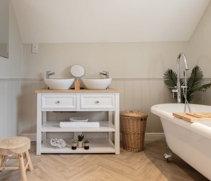Puddleduck House Bathroom - StayCotswold