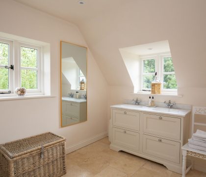 Ford Bank Cottage Family Bathroom - StayCotswold