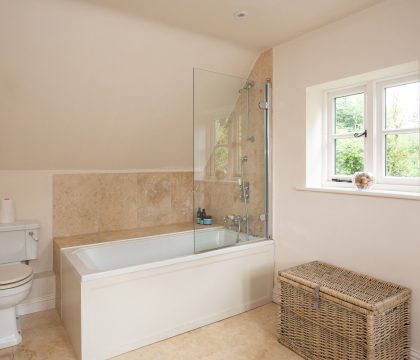 Ford Bank Cottage Family Bathroom - StayCotswold