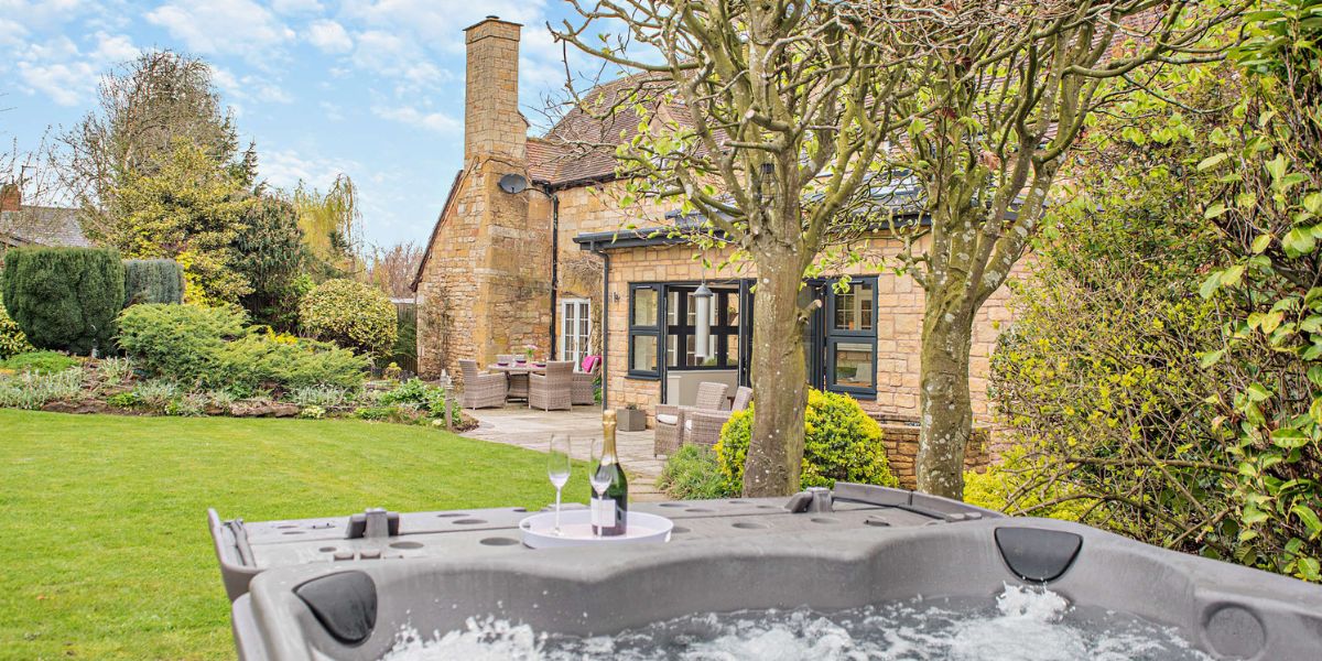 Dog Friendly Holiday Cottage with Hot Tub Bubbling Away On The Lawn