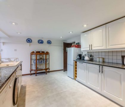 Summer Hayes Kitchen - StayCotswold