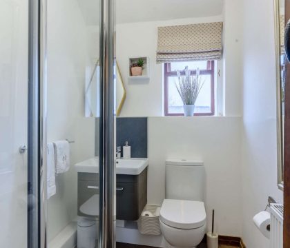 Summer Hayes Shower Room - StayCotswold