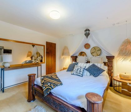 Summer Hayes Double Bed - StayCotswold