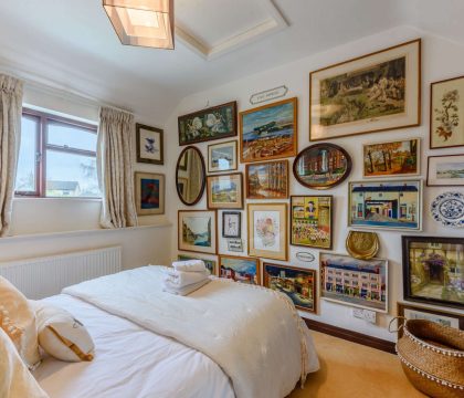 Summer Hayes Double Bed - StayCotswold