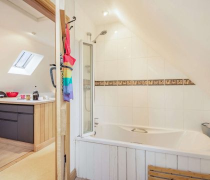 Rainbow Barns Family Bathroom - StayCotswold