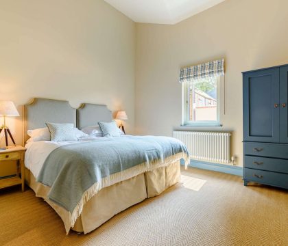 Coppers Barn Master Bedroom - StayCotswold 