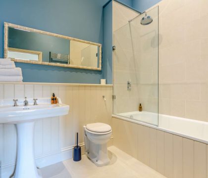 Coppers Barn Master Bedroom Ensuite - StayCotswold 