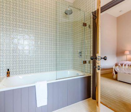 Coppers Barn Bedroom 4 Ensuite - StayCotswold 