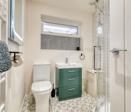 Hillside Shower Room - StayCotswold