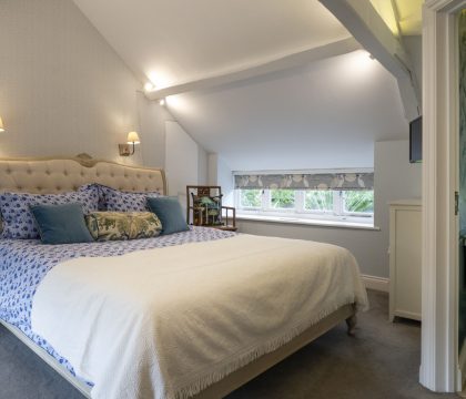 Macs Leap Master Bedroom - StayCotswold