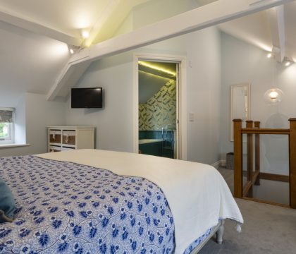 Macs Leap Master Bedroom - StayCotswold