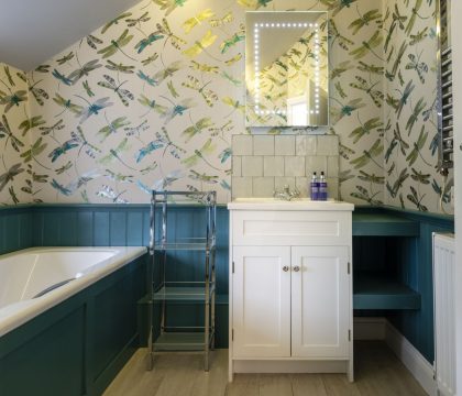 Macs Leap Master Bedroom Ensuite - StayCotswold