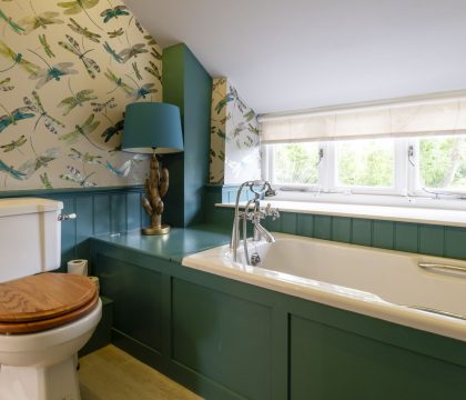 Macs Leap Master Bedroom Ensuite - StayCotswold