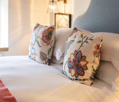 Cub Cottage Master Bedroom - StayCotswold