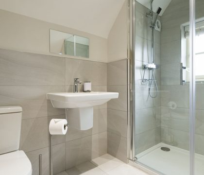 Agatha Bear Cottage Master Bedroom Ensuite - StayCotswold