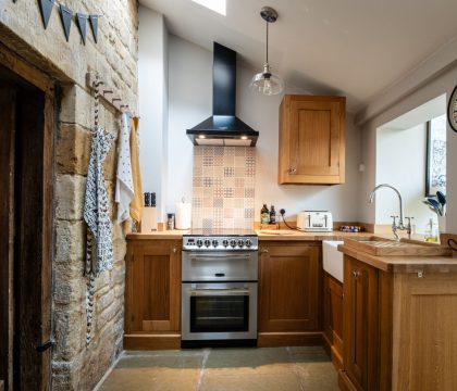 Honeysuckle Cottage Kitchen - StayCotswold