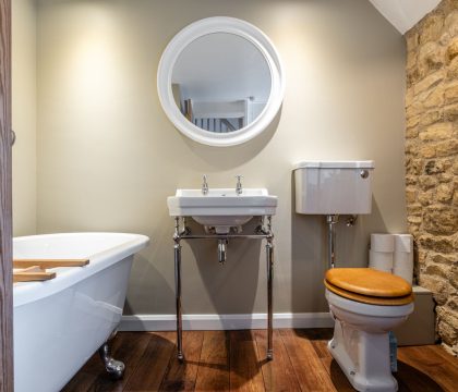 Honeysuckle Cottage Family Bathroom - StayCotswold