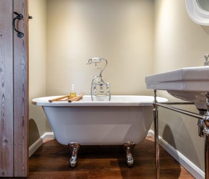 Honeysuckle Cottage Family Bathroom - StayCotswold