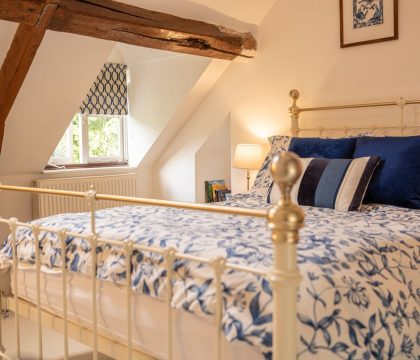 Primrose Cottage, Blockley Master bedroom - StayCotswold