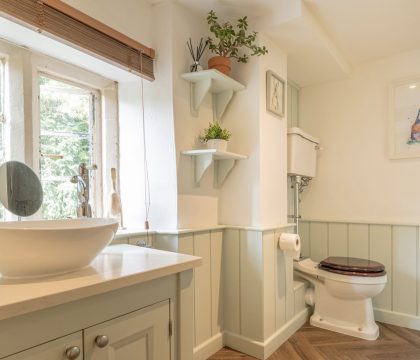Primrose Cottage, Blockley Family Bathroom - StayCotswold