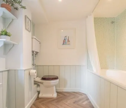 Primrose Cottage, Blockley Family Bathroom - StayCotswold