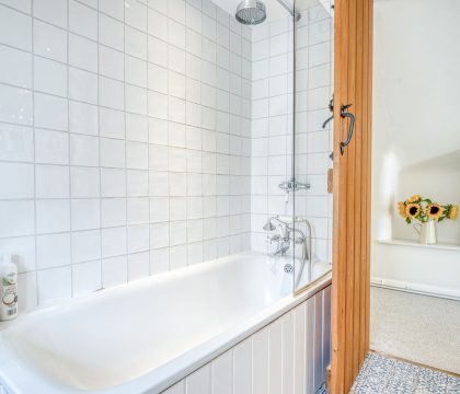 Post Office Cottage Family Bathroom - StayCotswold