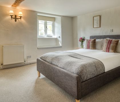 Post Office Cottage Master Bedroom - StayCotswold