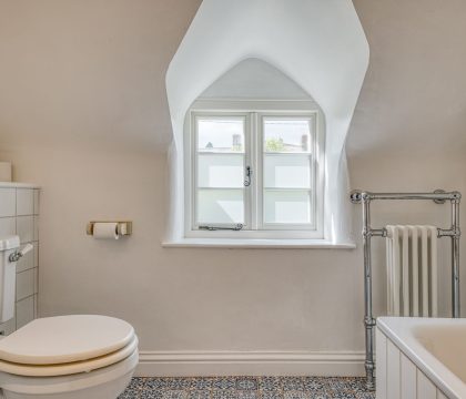 Post Office Cottage Family Bathroom - StayCotswold