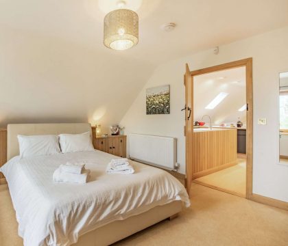 Rainbow Barns Bedroom - StayCotswold