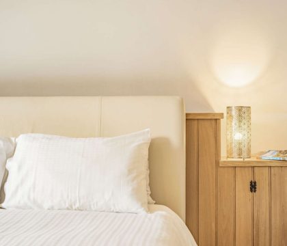 Rainbow Barns Bedroom - StayCotswold