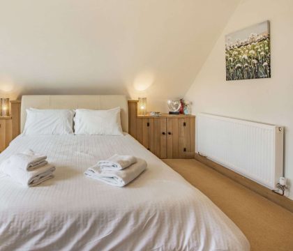 Rainbow Barns Bedroom - StayCotswold