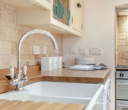 Primrose Cottage Kitchen - StayCotswold