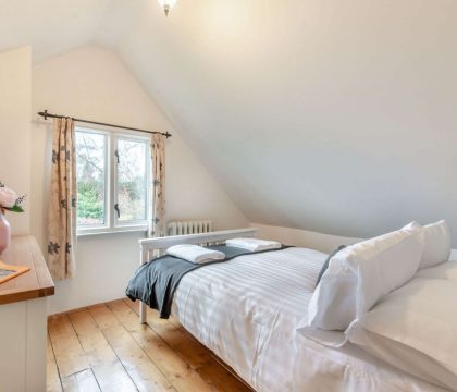 Primrose Cottage Bedroom 3 - StayCotswold