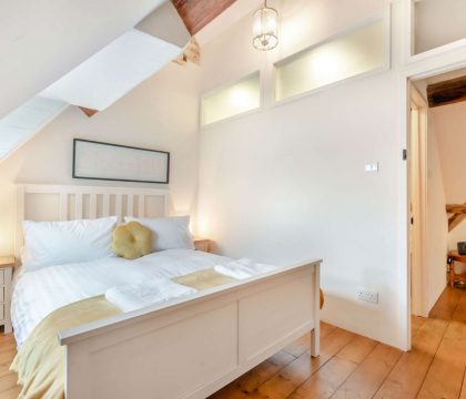 Primrose Cottage Bedroom 2 - StayCotswold