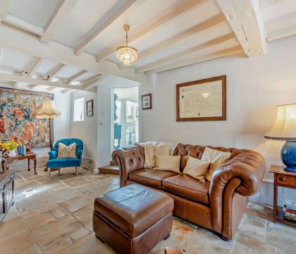 Pyatt's Pad Sitting Room - StayCotswold